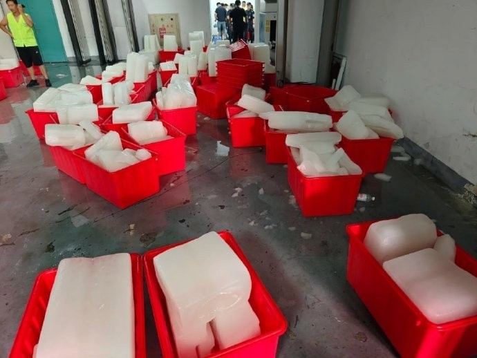 防暑！苏媒：淮安队、镇江队主场共准备105吨冰块 70个饮水点