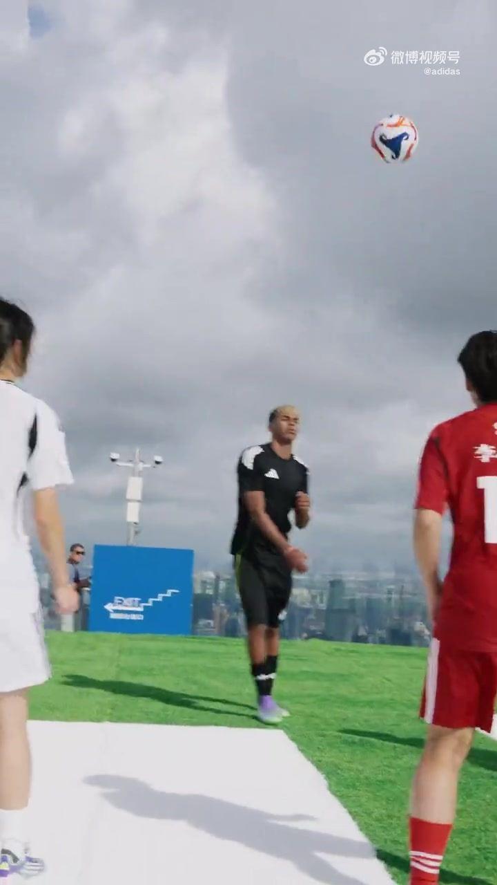 满分亚马尔尝试足球单招运球过杆项目mini版，6.91秒完成