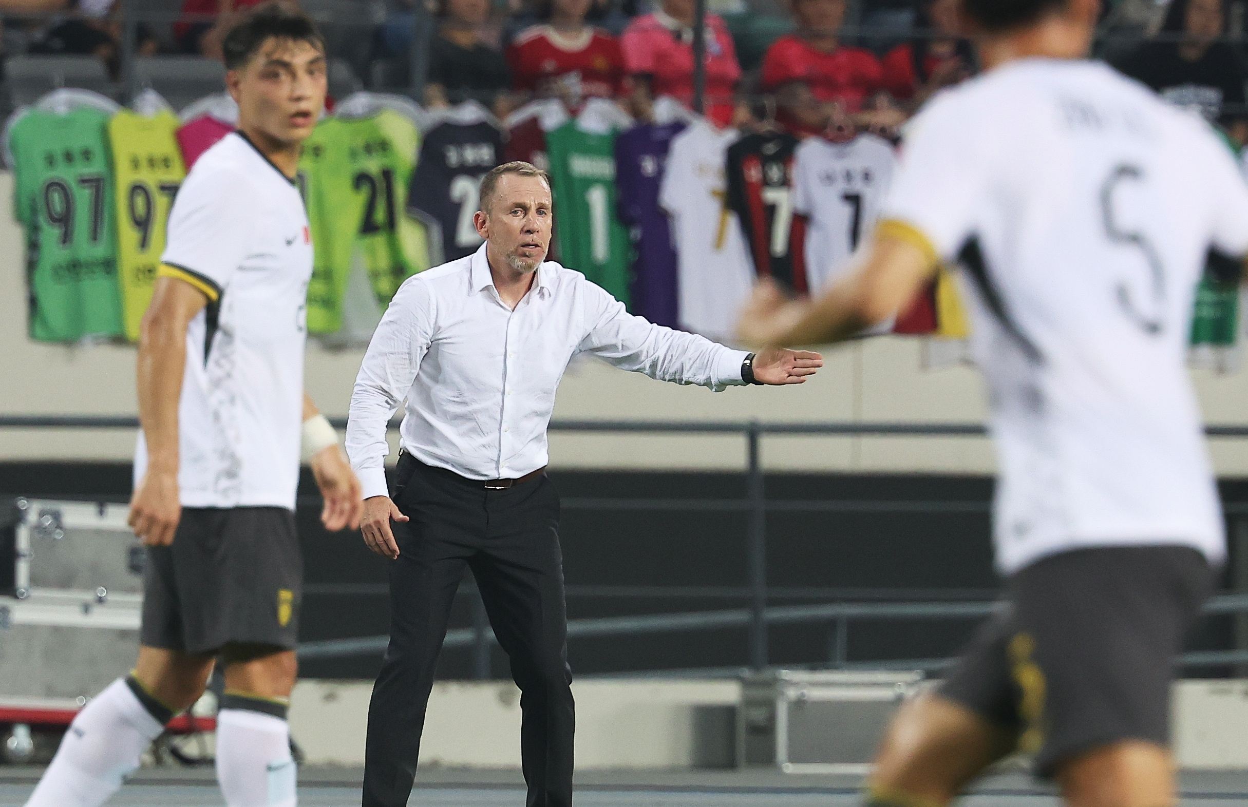 ：国足主练阵型由4-4-2变为5-4-1，战日本可能变阵加强防守