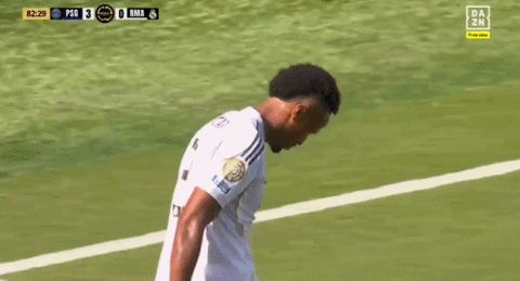 0-3落后还偷笑皇马球迷怒喷维尼修斯：他的职业道德去哪了？