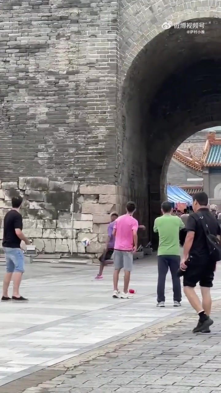 超高难度亚马尔今天来到长城挑战高空停球，一个大脚把鞋踢飞