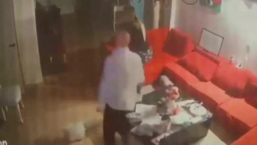 家中监控记录全程！莫利纳岳父岳母遭四名劫匪入室洗劫