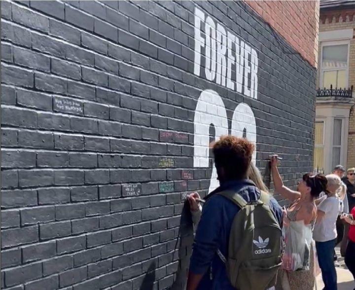 密密麻麻安菲尔德“若塔墙”写满了球迷的悼念：FOREVER 20