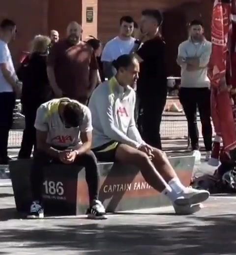 难过萨拉赫、范迪克在安菲尔德球场外缅怀若塔兄弟