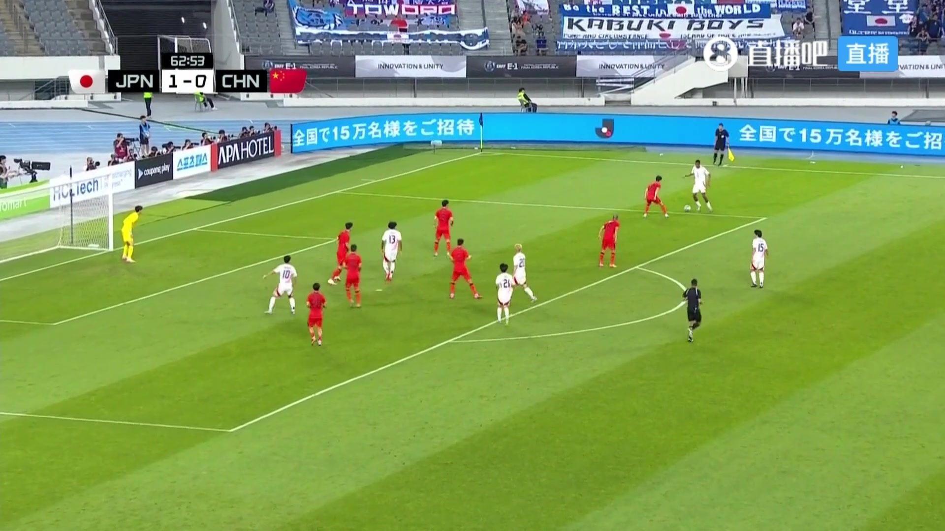 国足0-2落后日本！对手禁区外远射，皮球蹭到朱辰杰变线飞入球门