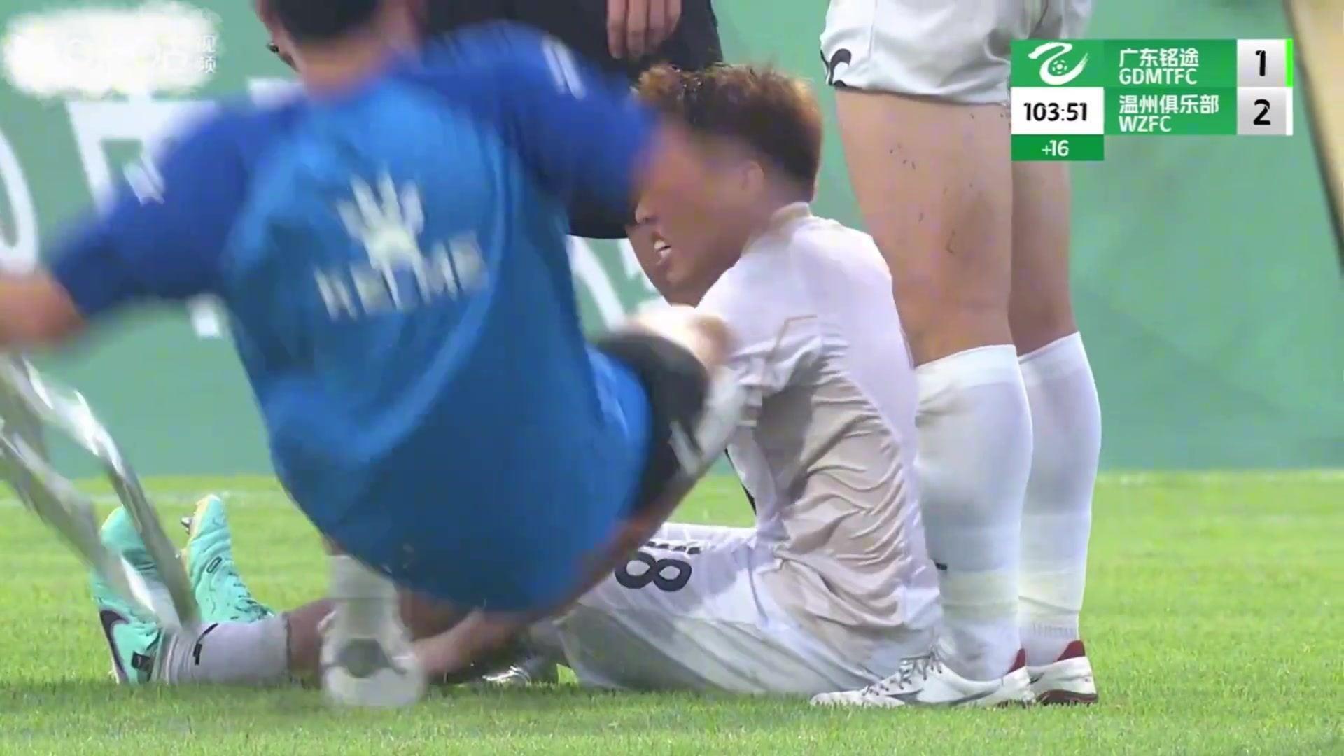 名场面中乙球员抽筋后再遭担架员脚滑“飞铲”，痛苦倒地