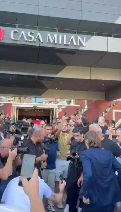 罗马诺：莫德里奇抵达AC米兰，大批球迷前往俱乐部欢迎其到来