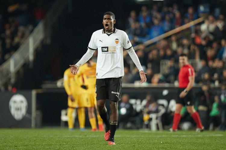 阿斯：瓦伦西亚接连卖走两中卫亚雷克和莫斯克拉，现球队急需引援