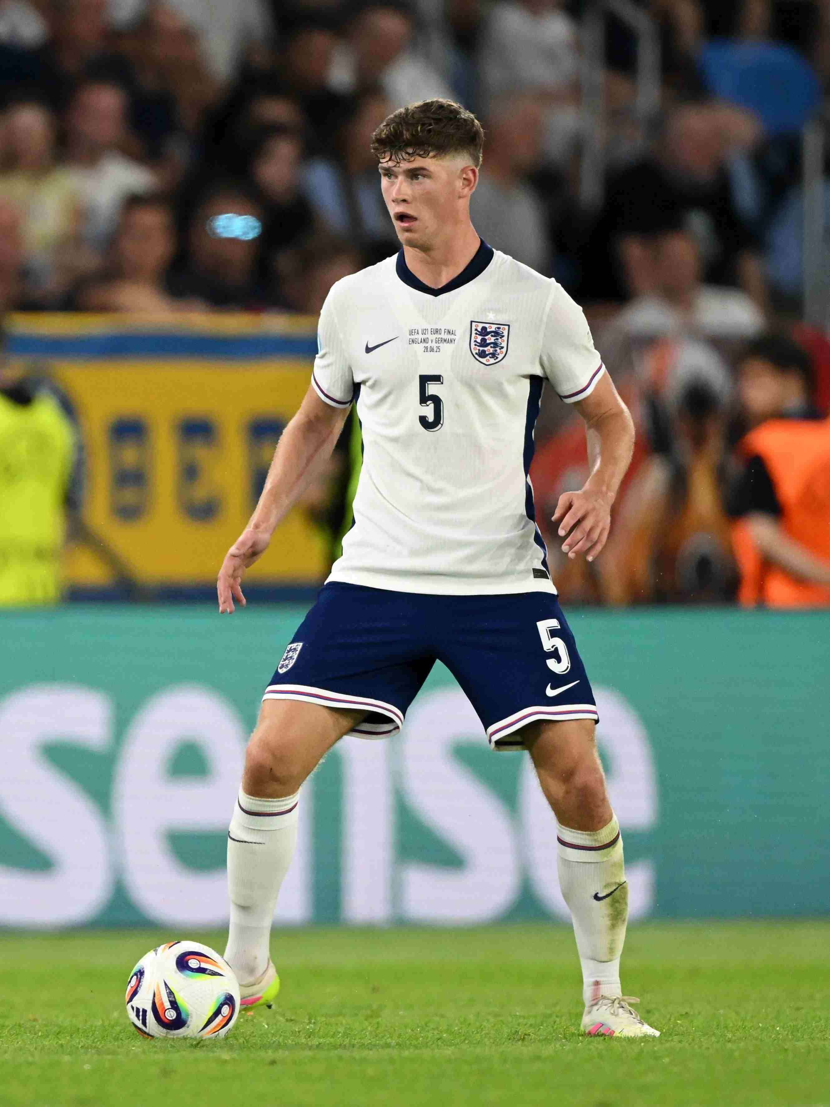 记者：利物浦密切关注图卢兹22岁英格兰中卫查理-克雷斯韦尔