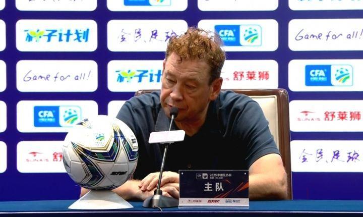 斯卢茨基：点球大战有两次机会能终结比赛 现在还沉浸在情绪当中