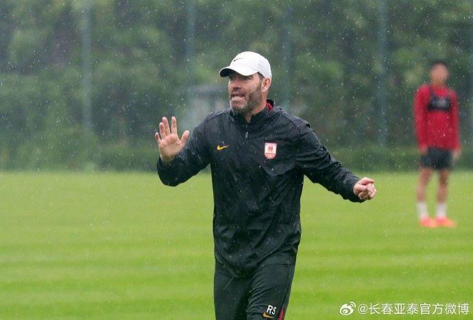 “东北德比” 一触即发 亚泰将士冒雨备战大连英博