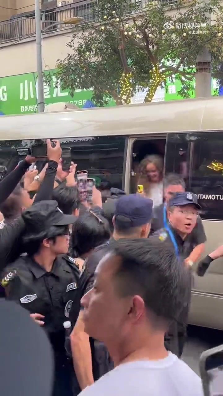 传奇球星巴乔与卡洛斯现身贵州榕江村超现场 点燃全场气氛