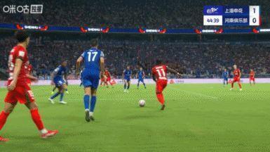 主裁听VAR后改判！任意球变点球！纳萨里奥点射，河南扳平申花