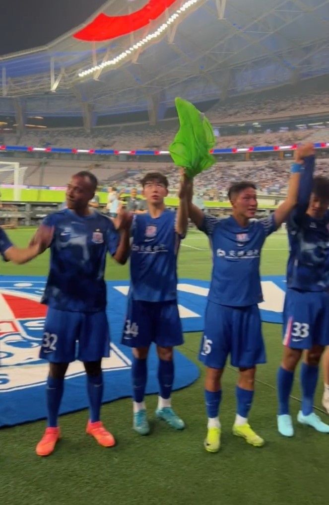 记者晒上海申花赛后谢场视频：领先6分！继续加油！不要放松！