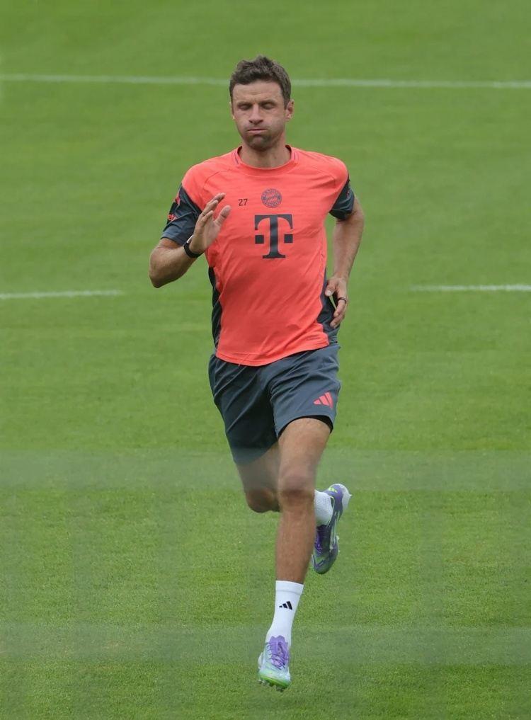 再无25号！图片报：穆勒回拜仁恢复训练，向莱默尔借27号训练服