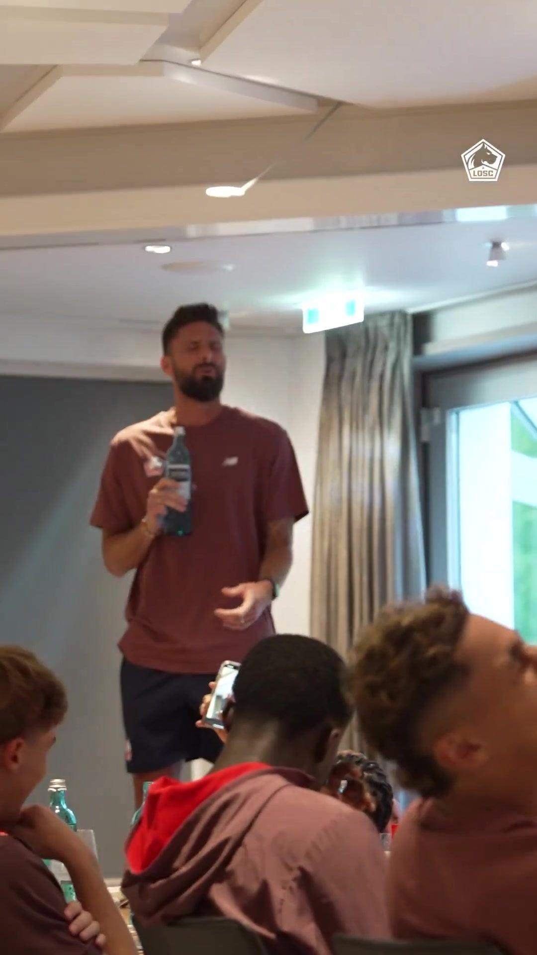 回归法甲首秀！吉鲁作为里尔新人当众唱歌表演，引得哄堂大笑