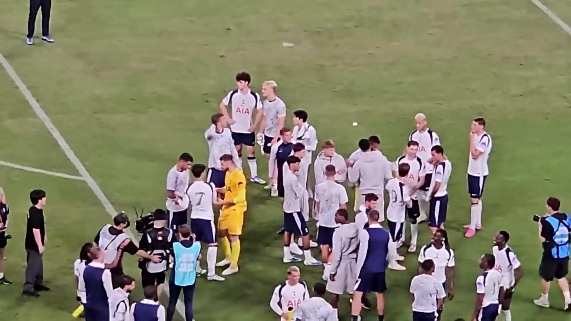 原来已是告别前天颁奖罗梅罗强行为孙兴慜戴袖标，让队长捧杯