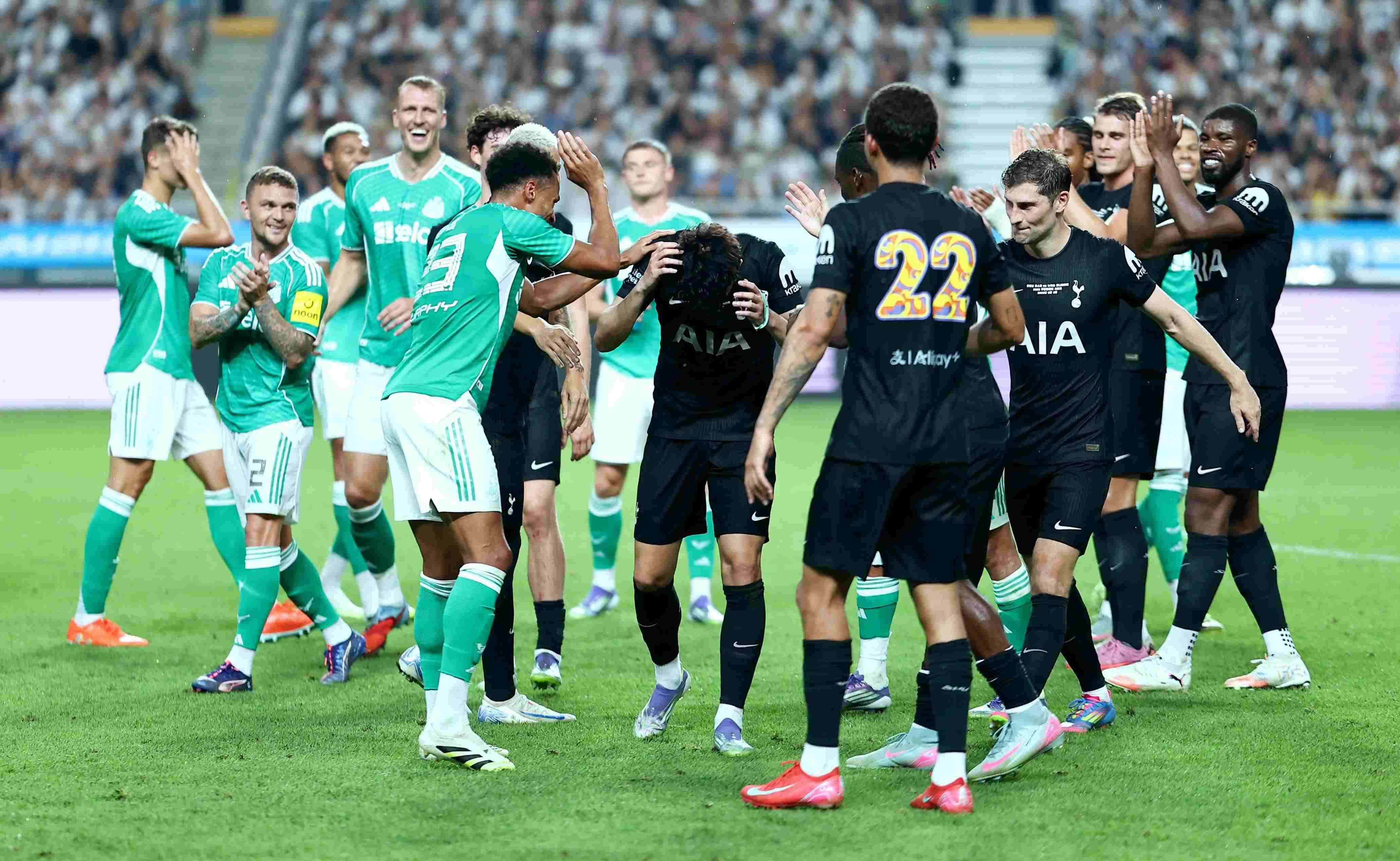 纽卡球员为孙兴慜列队！埃迪豪：事前没商量过，都是球员们自发的