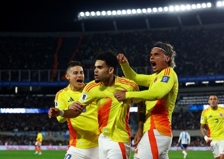 迪亚斯：我还没和J罗谈拜仁的事情，我可能会向他寻求建议