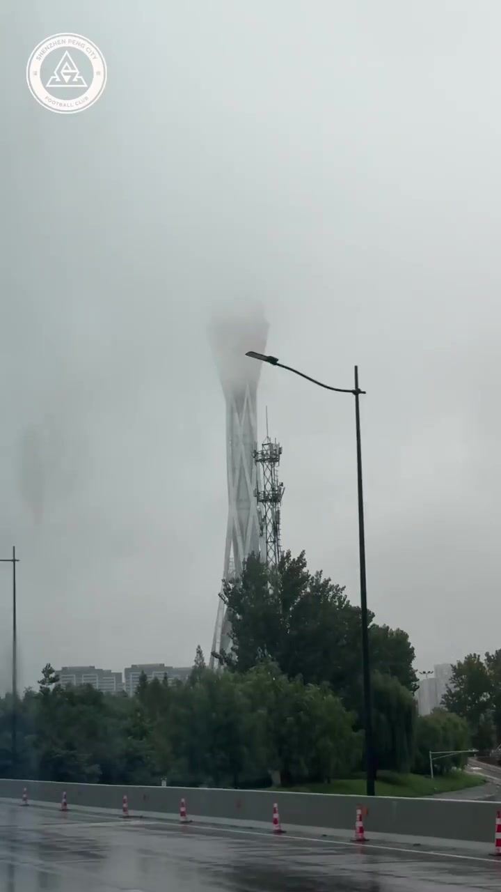 风雨不定，我们坚定不移 深圳新鹏城在航海体育场完成官训