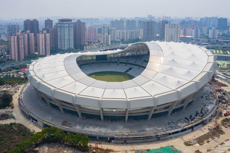 东体：一位特别嘉宾将在上海德比前领唱国歌，球迷准备了巨大tifo