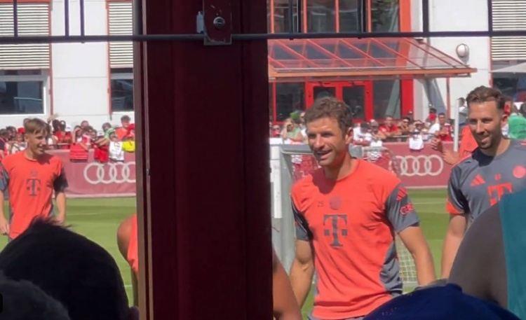 记者：拜仁今日进行了公开训练课，穆勒仍在随球队训练