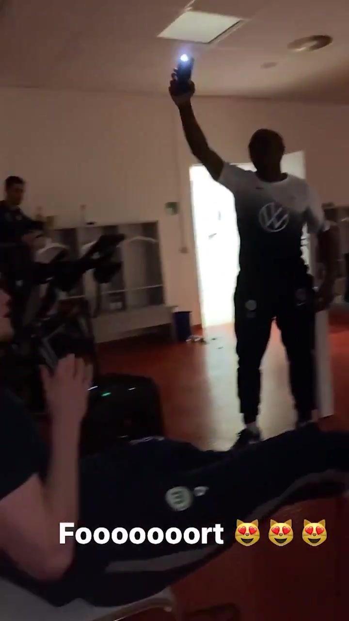 唱得不错哟韦霍斯特效力狼堡期间在更衣室K歌