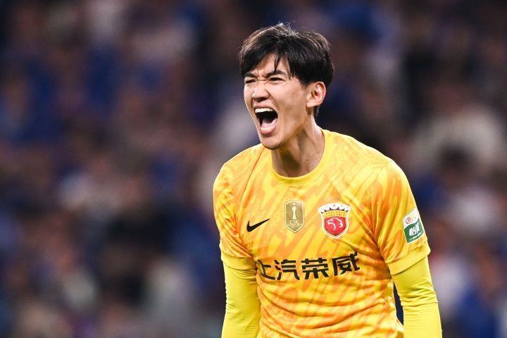封神之战！颜骏凌本场对申花贡献6次扑救，其中3次扑出必进球