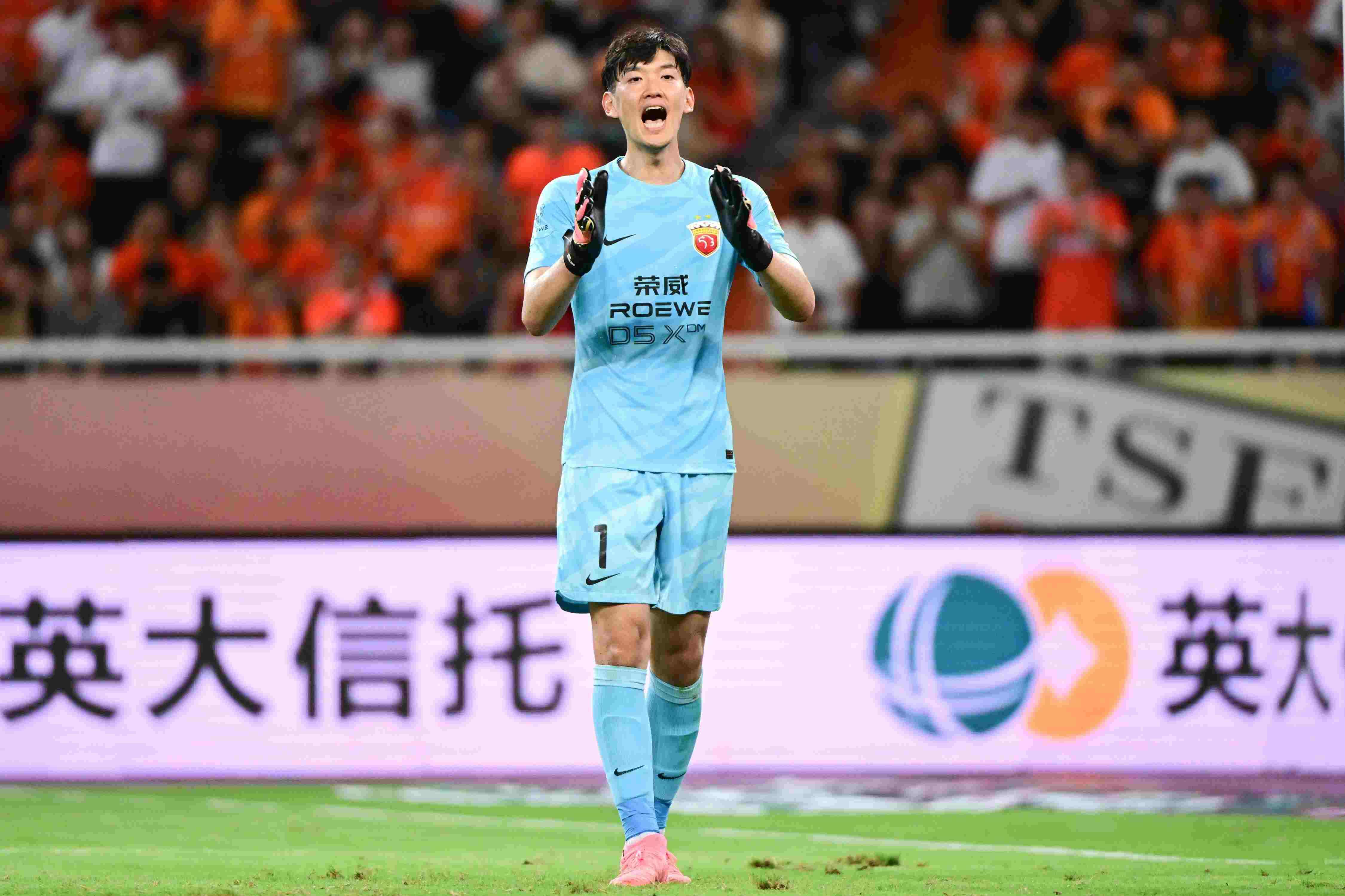 沪媒：颜骏凌神级表现像一面镜子，清晰照出了申花门将位置的短板