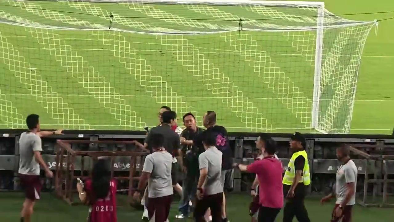 跟队：申花女记者赛后与海港人员冲突，导致下嘴唇内侧破了去医院