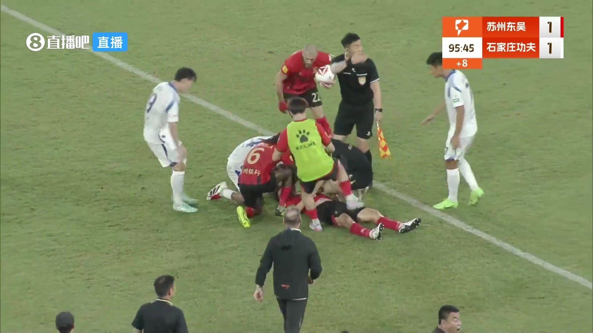 生命面前无对手！石家庄外援发现东吴球员倒地后，立刻冲上前施救