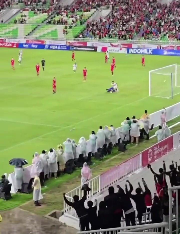 看着吓人！印尼U17球员进球后越过护栏庆祝，掉入缓冲区 并无大碍