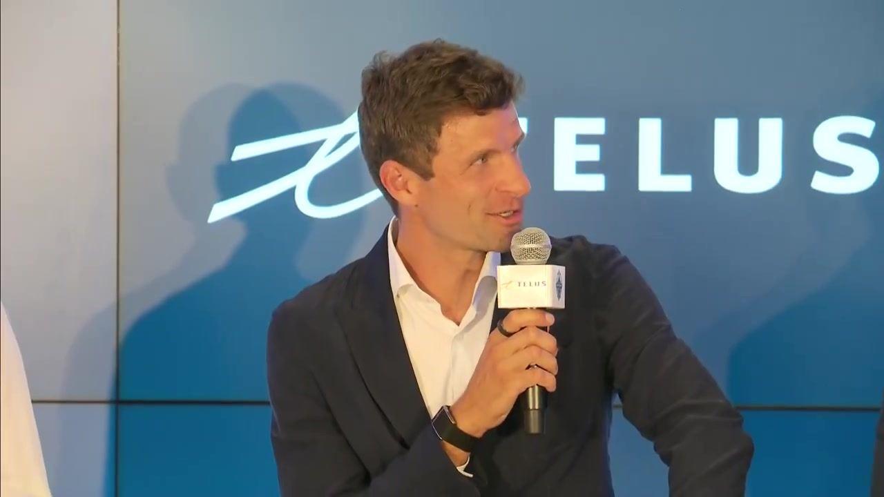 还是那个活宝！穆勒出席发布会模仿羊的叫声，全场大笑