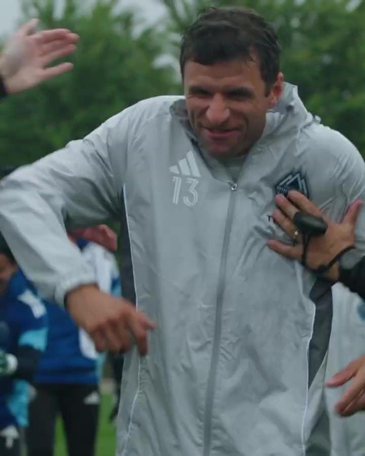 欢迎仪式！温哥华白浪球员组成欢迎通道，让穆勒穿过