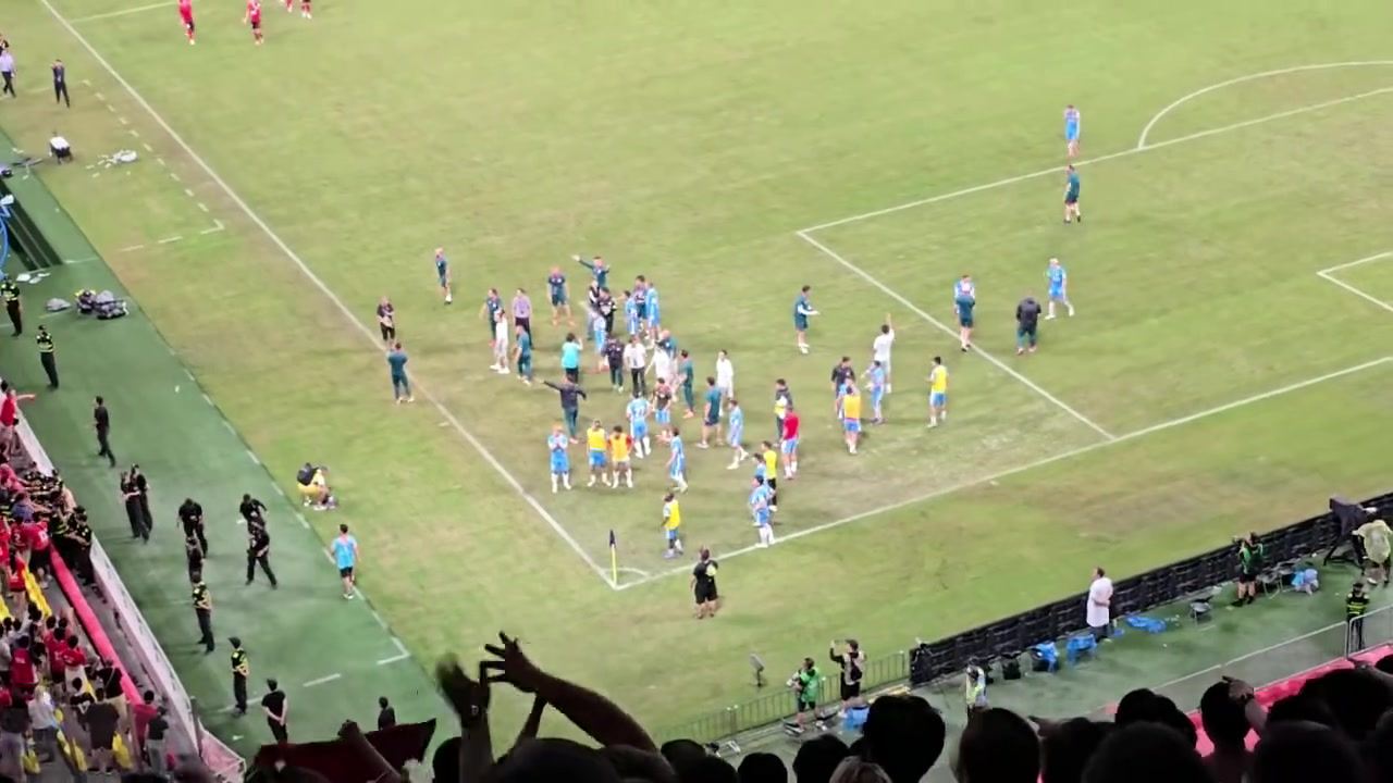 什么情况蓉城vs河南赛后看台冲突，球迷扔水瓶砸中河南队人员