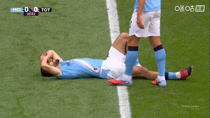 曼城开场21分钟被动换人，艾特-努里因伤下场，阿克替补登场