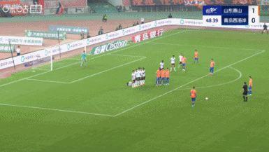 这球漂亮！克雷桑任意球直接破门 本场双响，泰山2-0领先西海岸