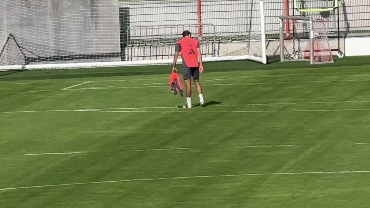 记者：穆勒今日继续在拜仁基地训练，明天返回温哥华