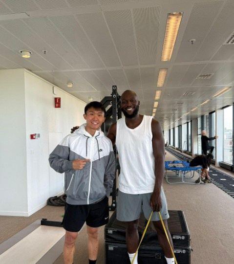玉昆球员徐宏杰晒与卢卡库共同康复照：积极康复，一步一步向前