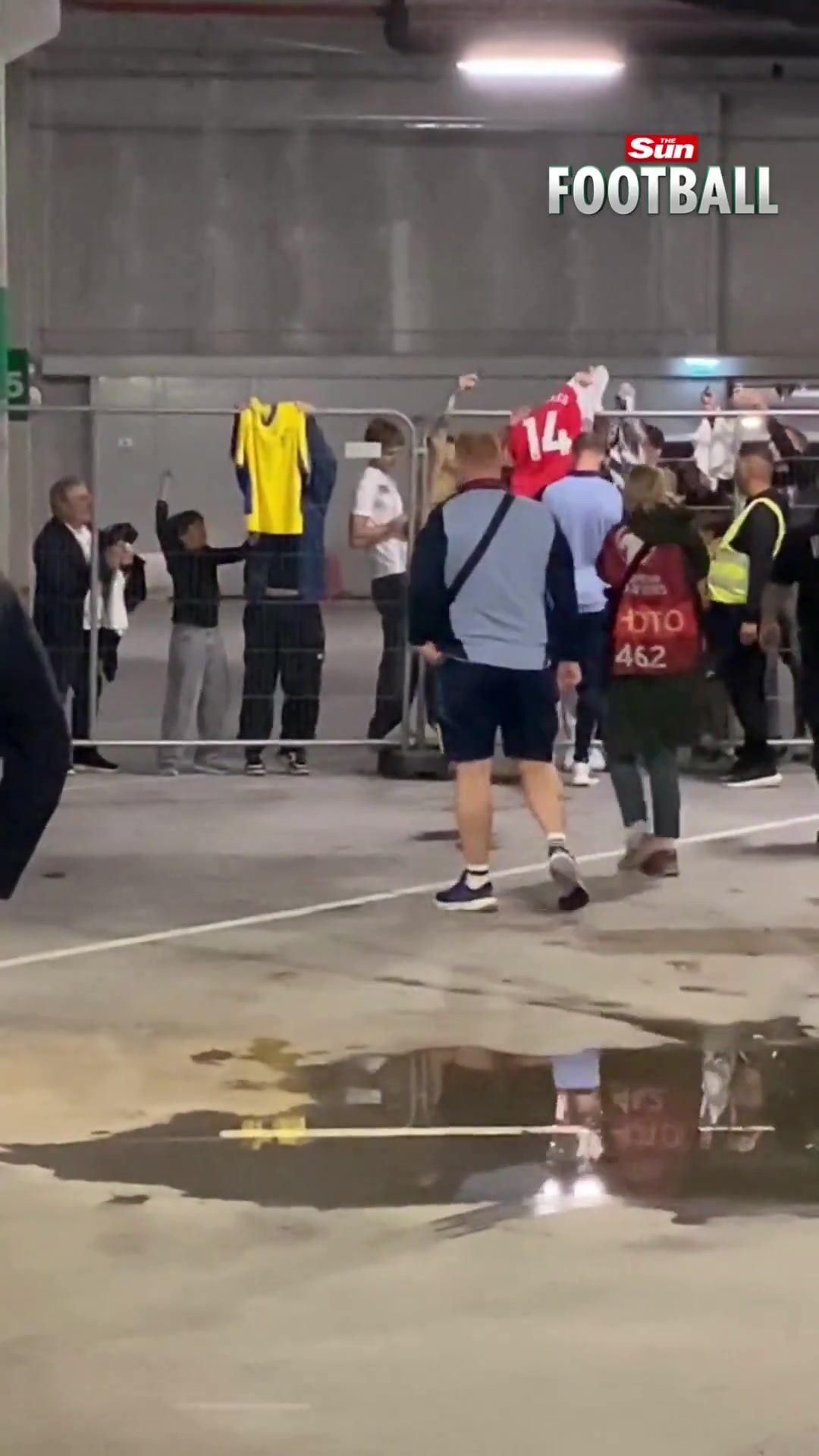 超开心！球迷赛后获得约克雷斯签名兴奋欢呼