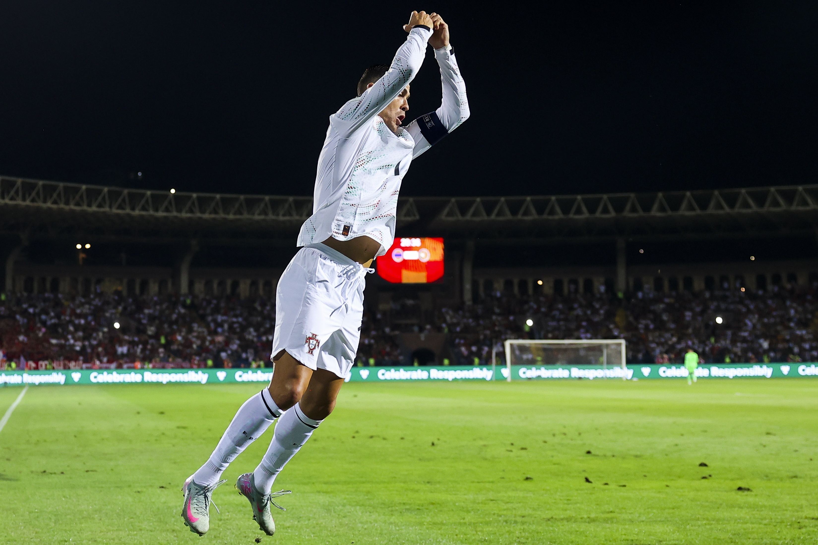 40岁老妖怪C罗国家队近10场10球，连斩3支前10队 夺得欧国联