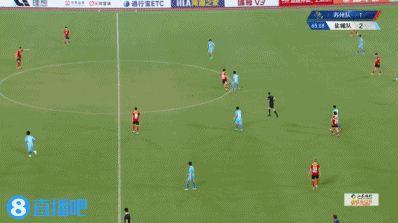 苏超现中圈吊射！盐城队球员中圈前沿一脚吊射，越过对方门将入网
