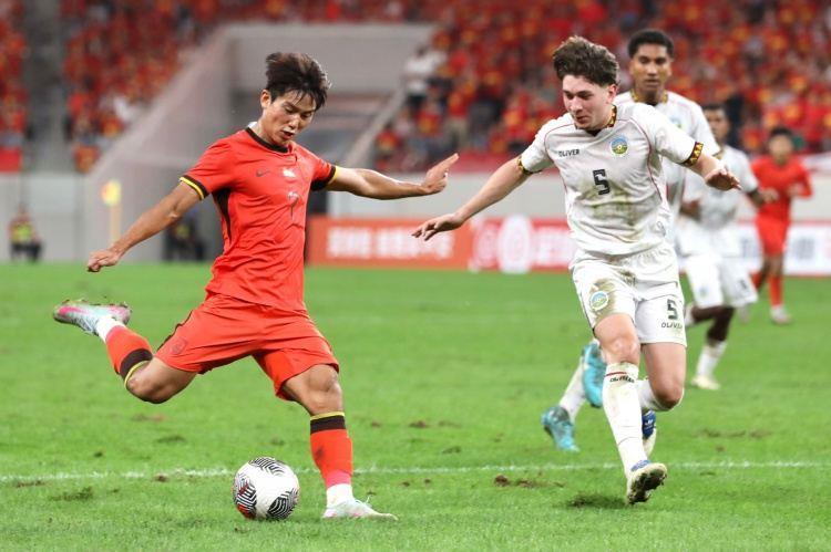 东体：西安赛事方用灯光照射 大功率风扇加速干燥，草坪状况改善