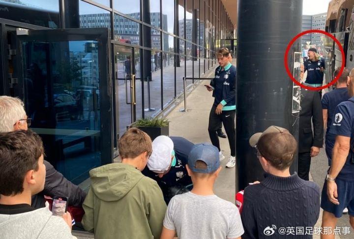 太倒霉了VG：哈兰德被大巴的行李舱门撞到，当场喊出“Fxxk”