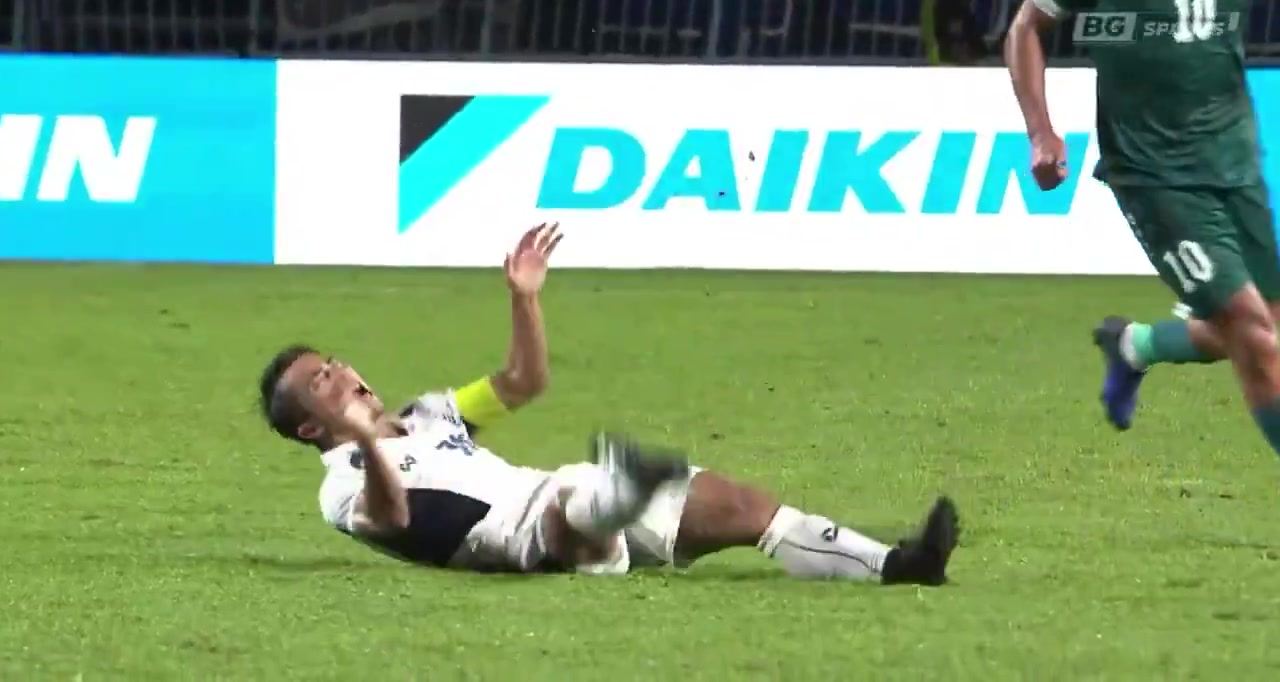 全武行！泰王杯决赛现大规模冲突，“泰国梅西”被恶意犯规踢翻