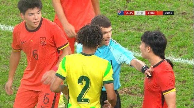 澳大利亚球员明知死球仍射空门，主裁判口头警告未出牌