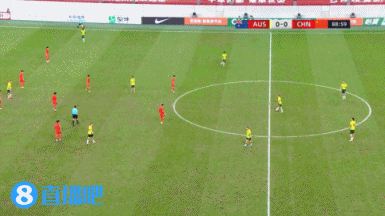 媒体人：澳大利亚后场慢速传递真的很客气，双方都不太想冒险了