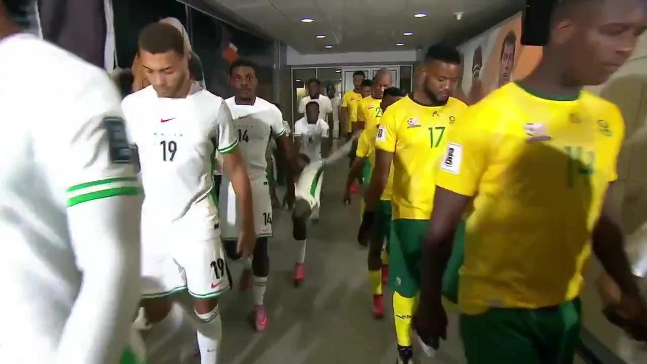 把自己整笑了前莱斯特城中场恩迪迪入场时滑倒，带倒身后队友