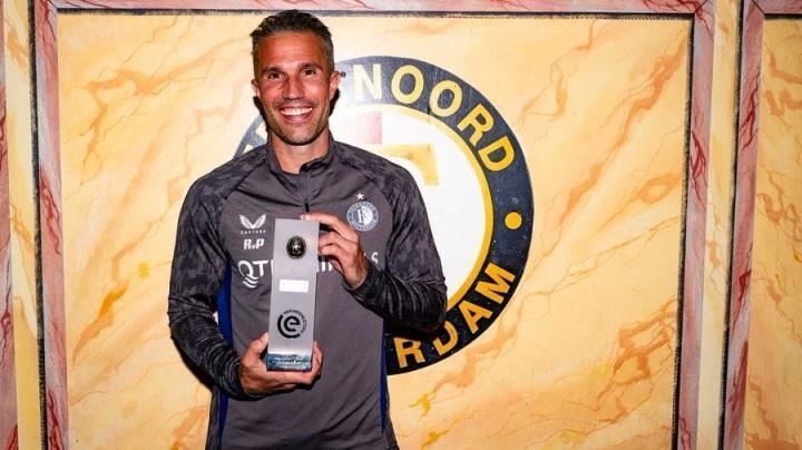 下一站豪门？42岁范佩西当选荷甲月最佳主帅，3战全胜领跑积分榜