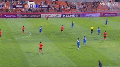 错失奶奶球？江原FC外援近距离空门打呲！鲍亚雄及时铲球化解险情